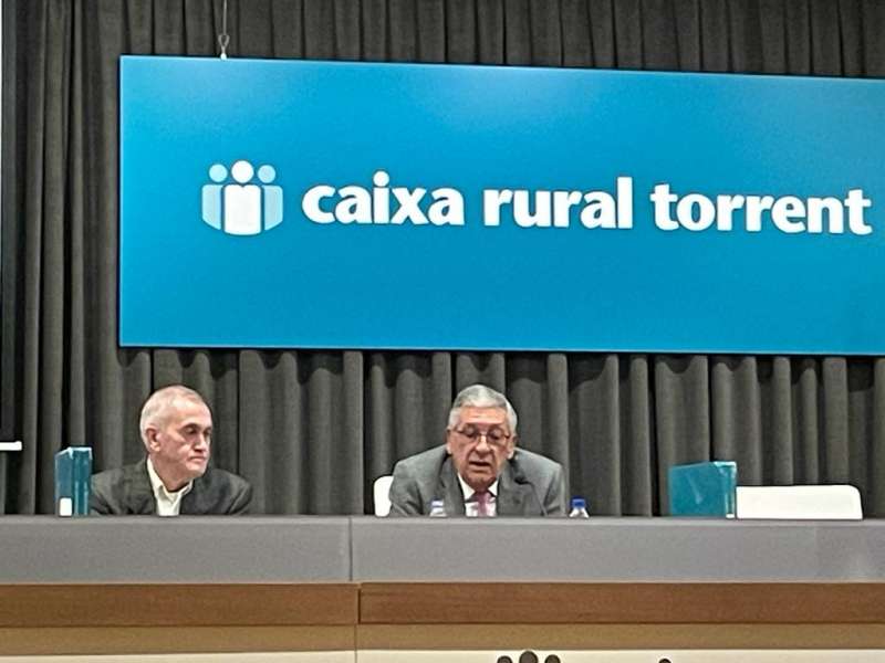 El presidente de Caixa Rural Torrent, Jesús Monfort, y el autor del libro, José Royo. EPDA