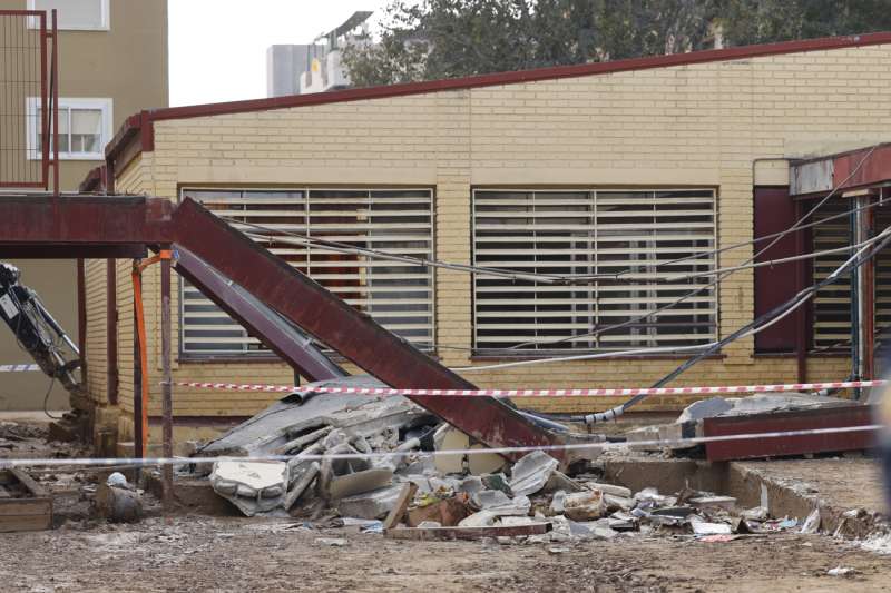 Vista de la zona que ha colapsado en el colegio Llus Vives de Masanasa. EFEAna Escobar
