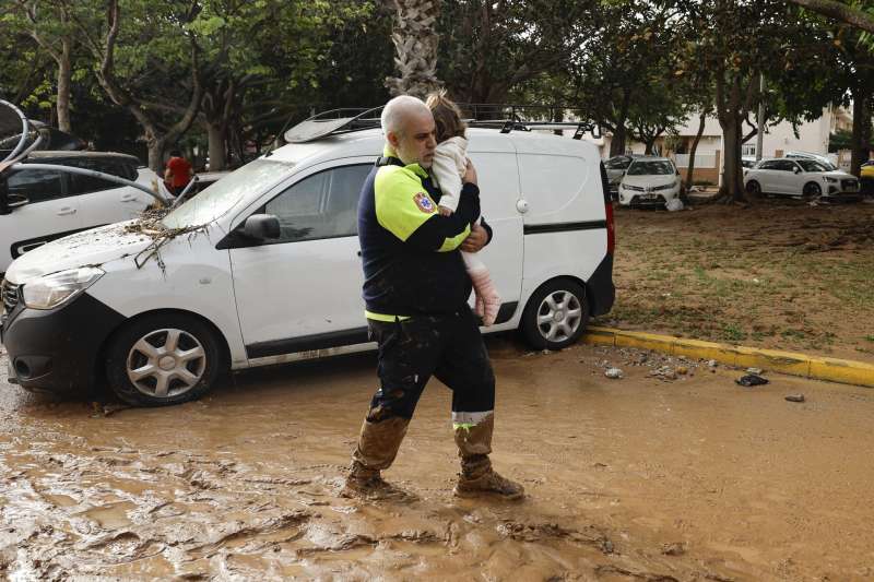 Un miembro de transporte sanitario con una nia tras las intensas lluvias de la fuerte DANA que afecta especialmente el sur y el este de la pennsula ibrica. EFEBiel Alio