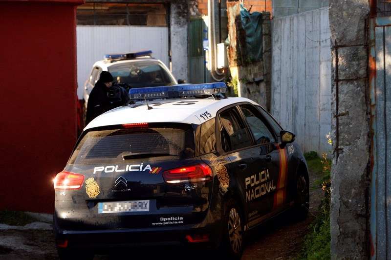  Dos coches patrulla de la PolicÃ­a Nacional. /EFE