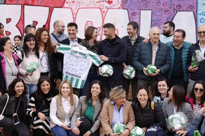 Rafael Gordillo y Joaqun Snchez, junto a otros miembros del Real Betis Balonpi, han llevado material deportivo al colegio de Educacin Infantil y Primaria Orba, en Alfafar, en la zona cero de la DANA. EFEVillar Lpez
