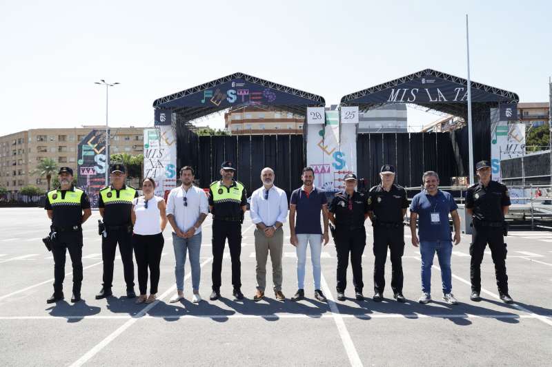 Los participantes en la junta de Seguridad, visitan la zona festiva. EPDA