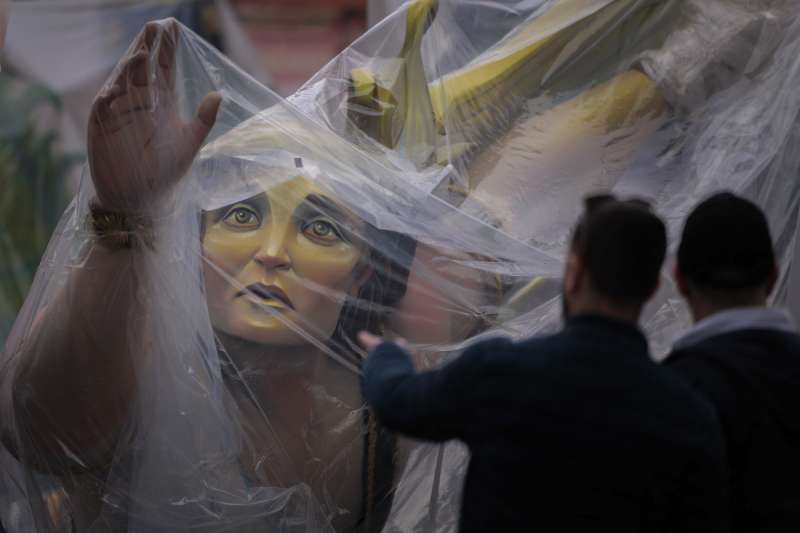 Ninots en las calles de Val�ncia, en la edici�n anterior de las Fallas. EFEBiel Ali�o
