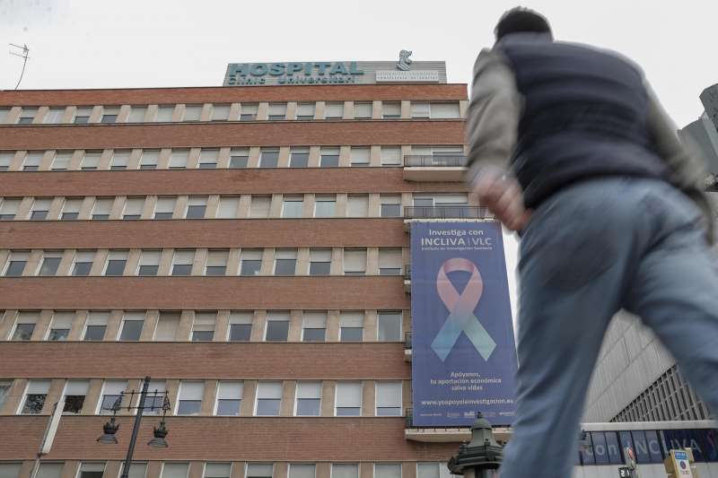 Imagen del hospital Clínico de València, donde permanece ingresada la mujer. EFE/ Manuel Bruque