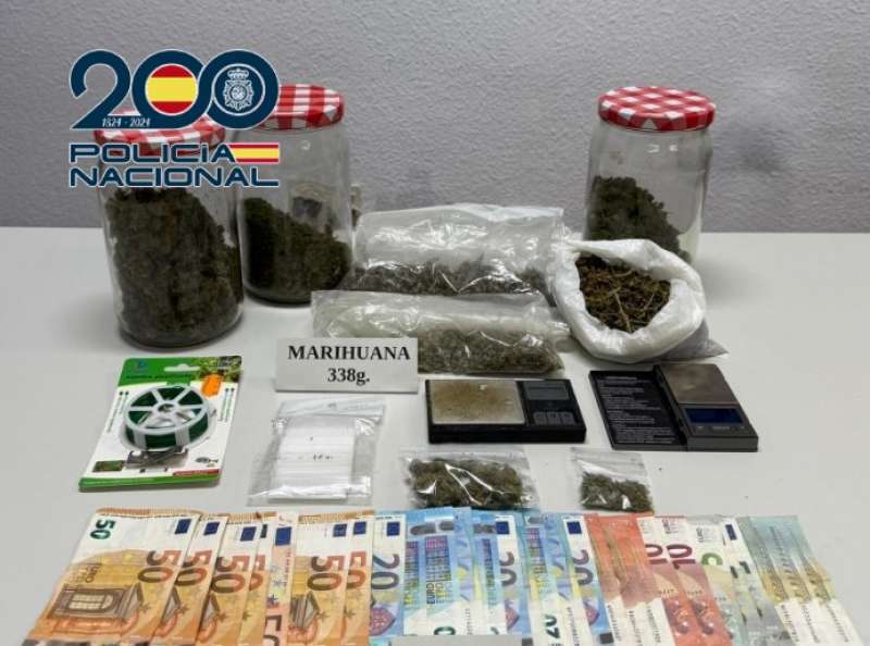 Material intervenido en la desarticulaci�n de dos puntos de venta de droga en Gandia.  EPDA