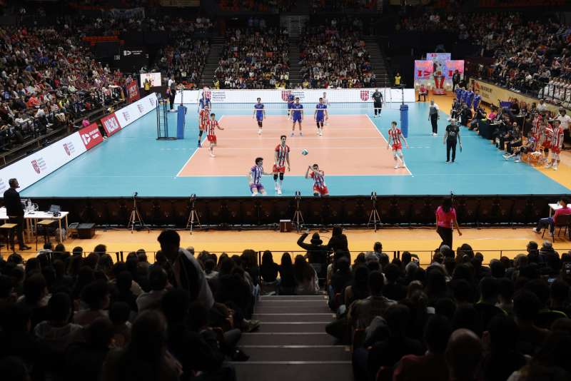  Vista general de la final de la Copa del Rey de Voleibol entre el CV Melilla y el Conectabalear CV Manacor, este domingo en el Pabell�n Fuente de San Luis en Valencia.-EFE Kai Forsterling

