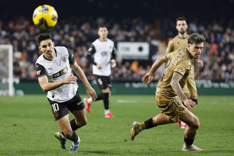 El centrocampista del Valencia Andr Almeida (i) durante un partido de liga, EFEAna Escobar