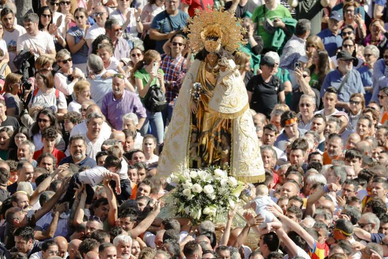 Miles de personas han participado en el tradicional traslado de la Virgen, en la Baslica y la Catedral de Valencia y de cuya coronacin se celebra este fin de semana un siglo. EFE Juan Carlos Crdenas
