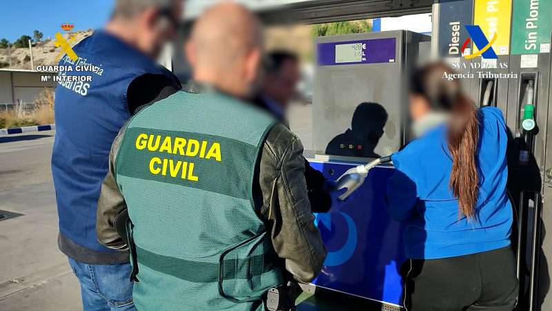 Han sido detenidas 18 personas e investigadas otras 14, a la vez que se ha vinculado a 40 empresas con el entramado criminal