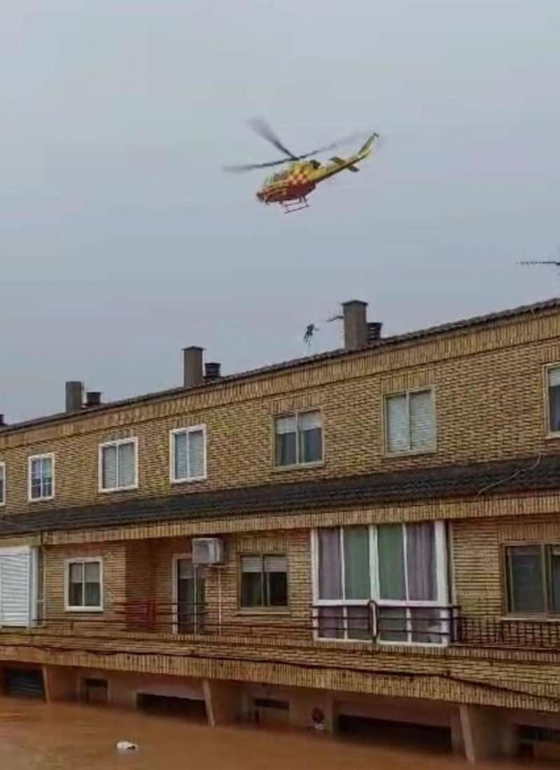 Un helicptero de rescate sobrevuela una zona inundada en Utiel.  EFE