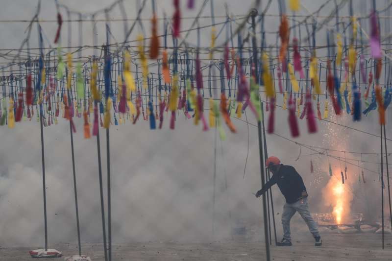 Un operario controla el disparo de la segunda masclet� de las Fallas 2026 en la plaza del Ayuntamiento de Valencia. EFEManuel Bruque
