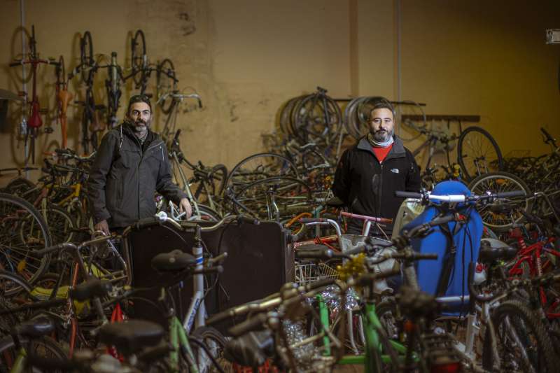 En la imagen, el portavoz de la asociaciÃ³n Soterranya, Toni Velarde (d), y el mecÃ¡nico que acondiciona las bicicletas (izq). EFE/Biel AliÃ±o
