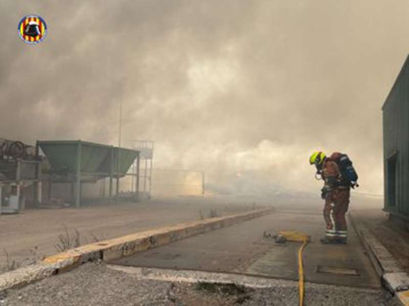 Imagen publicada por el Consorcio Provincial de Bomberos del incendio en la planta de Requena. EPDA