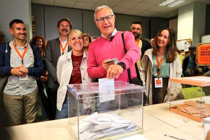 El alcalde de Valencia, Joan Ribó, de los primeros en votar. EPDA