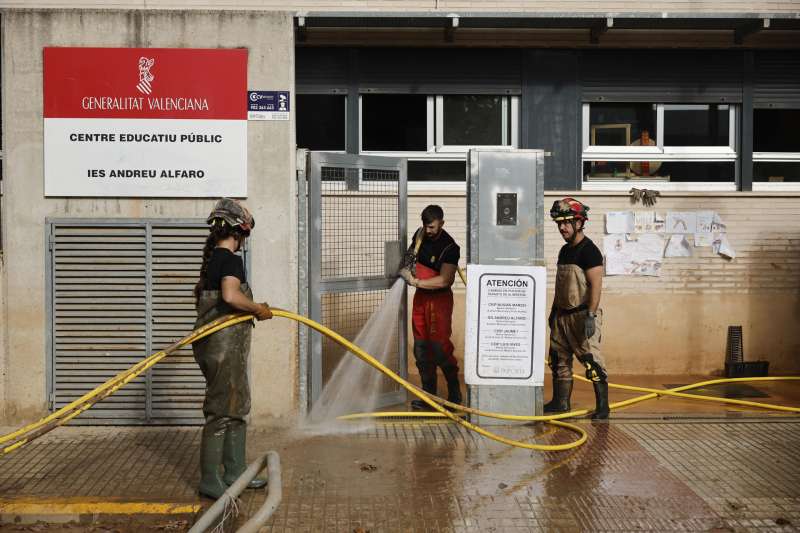 Miembros de la UME limpian el IES Andreu Alfaro de Paiporta. EFEBiel Alio