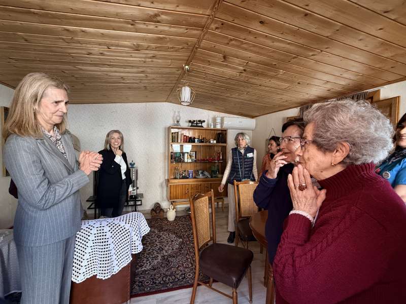 La Infanta D� Elena de Borb�n visita el centro local de la Asociaci�n de Familiares de Alzheimer de Valencia. EPDA