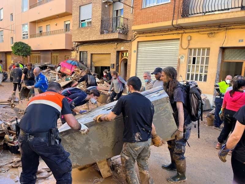 Voluntaris de Serra a uns dels municipis afectats per la DANA a lHorta Sud. EPDA