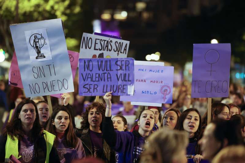 Varias mujeres en la manifestación del 25N en Valencia. /EFE