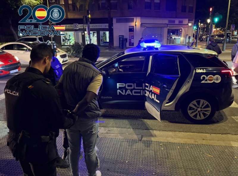 La Polica Nacional ha detenido a 28 personas en el dispositivo especial de la noche de Halloween en zonas de ocio nocturno de Valencia por lesiones, trfico de estupefacientes, violencia de gnero, tenencia ilcita de armas, robo e interior de vehculo y robo con fuerza y reclamacin judicial.EFEPolica
