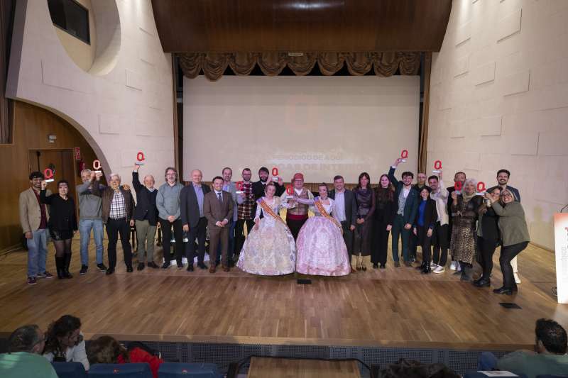 Los premiados sobre el escenario con sus galardones. ELVIRA FOLGUER�