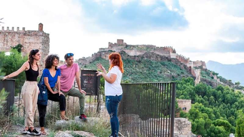 Varios turistas visitan el patrimonio de Sagunt con la gu�a Celia Peris.  Imagen de archivo 