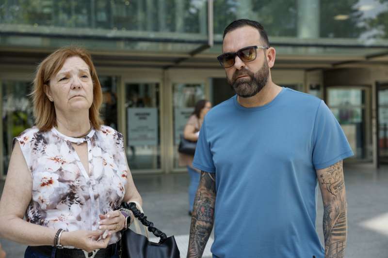  La madre de una de las victimas de la dana, Cristina Rodrguez, y el hermano del fallecido, Aitor Saiz, aguardan ante la Ciudad de la Justicia este jueves tras declarar ante la jueza de Catarroja que instruye la causa penal por la dana. EFEAna Escobar

