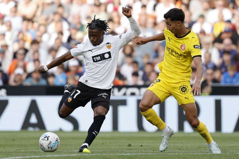El delantero del Valencia Largie Ramazani (i) disputa un bal�n con el defensa del Girona Vitor Reis (d) durante el partido de LaLiga entre Valencia CF y Girona FC celebrado este s�bado en el estadio de Mestalla, en Valencia. EFE Ana Escobar
