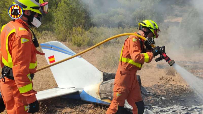 Los bomberos sofocan el fuego tras el accidente de este sbado en Requena.  Foto: C. P. B. V