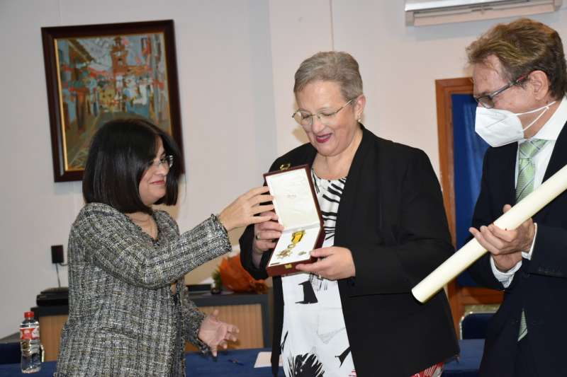 La ministra de Sanidad, Carolina Darias, haciendo entrega de la Cruz Sencilla de la Orden Civil de Sanidad a la doctora Máñez. /EPDA