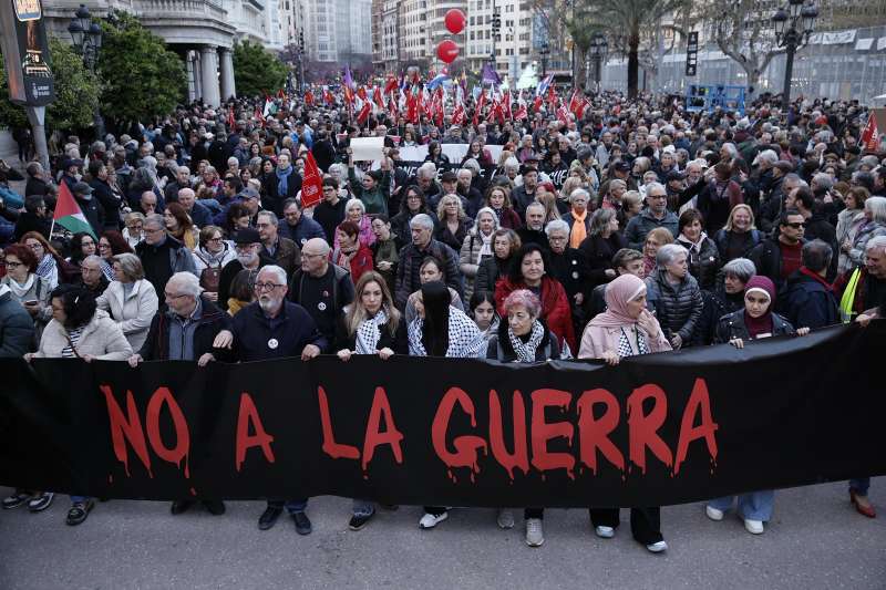 Una manifestaci�n bajo el lema No a la guerra recorre este s�bado el centro de Val�ncia. EFEBiel Ali�o.