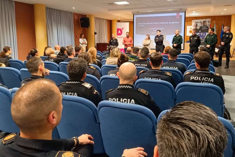 Agentes del cuerpo de Polic�a Local de Sagunt reciben la formaci�n en materia de violencia de g�nero.  EPDA