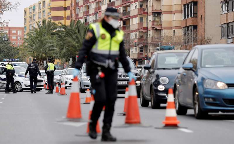 Agentes de la Policia Local realizan un control en València. EFE