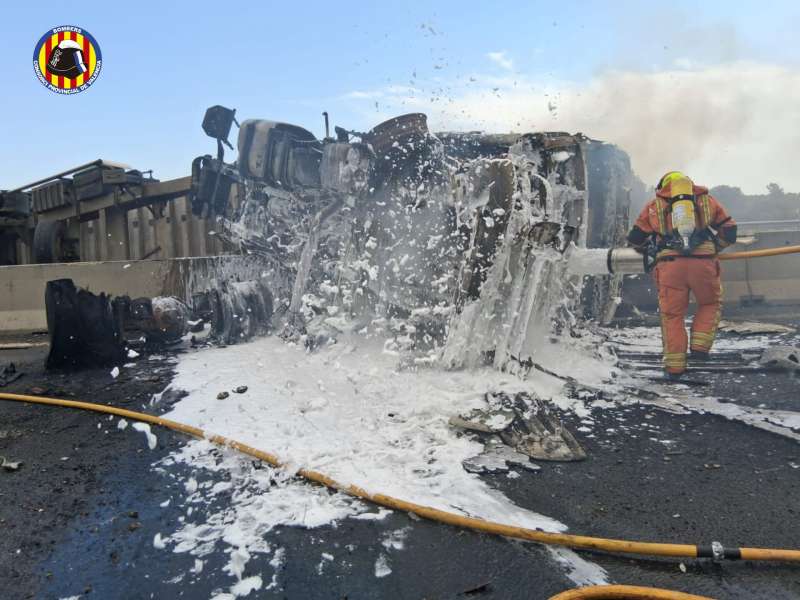 Bomberos apagando el incendio ocasionado por el accidente del camión./EPDA