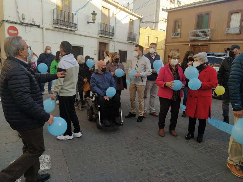 Vecinos y autoridades municipales, en el minuto de silencio en la plaza de la Iglesia de Canet d