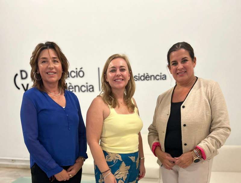 La alcaldesa de Loriguilla, Montserrat Cervera; junto a la vicepresidenta de la Diputacin, Natalia Enguix; y la alcaldesa de San Antonio de Benagber, Eva Tejedor. EPDA