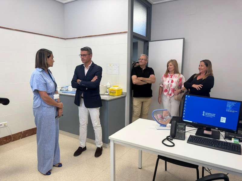 Visita de lalcalde dAlmussafes, Toni Gonzlez, al centre de salut.  A. A. 
