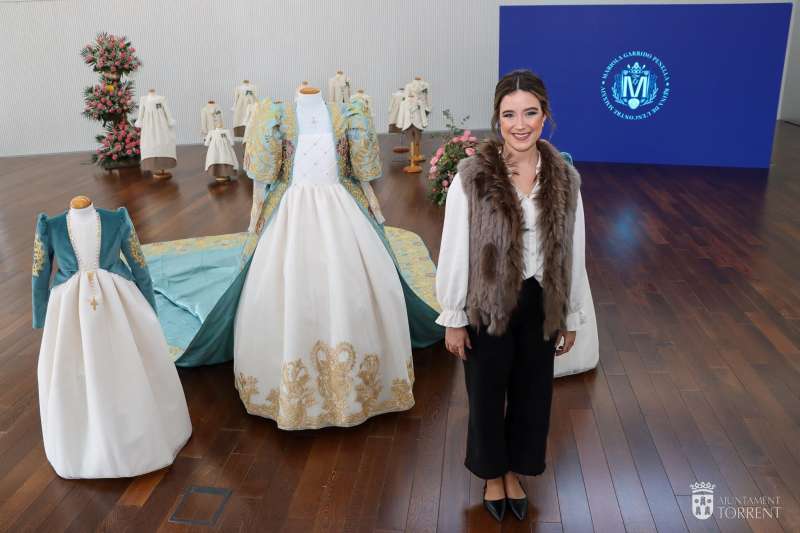 La Reina del Encuentro de Torrent, Mariola Garrido, muestra su traje. EPDA