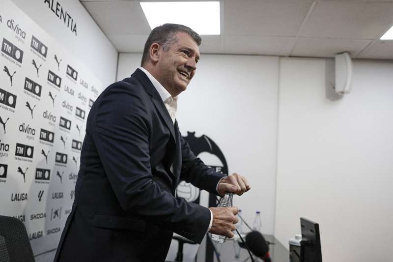 El director general de ftbol del Valencia CF, Ron Gourlay, al comienzo de su primera rueda de prensa en la sala de prensa de Mestalla. EFEManuel Bruque