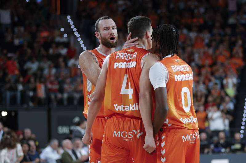 Jugadores del Valencia celebran una canasta, durante el partido de la primera jornada de la Liga Endesa que Valencia Basket y Barcelona disputaron este domingo en Valencia. EFEManuel Bruque
