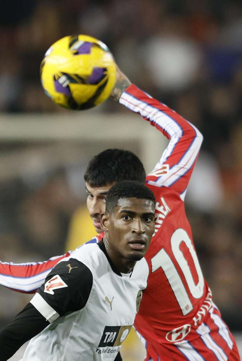 Cristhian Mosquera durante un partido con el Valencia. EFE  Kai ForsterlingArchivo

