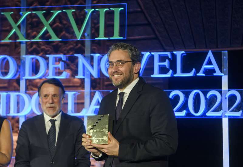 El escritor MÃ¡ximo Huerta tras recibir el Premio Fernando Lara de Novela, por su libro 