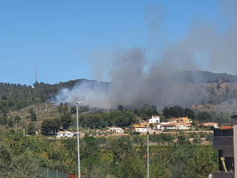 Vista del incendio desde una vivienda de Estivella. /EPDA