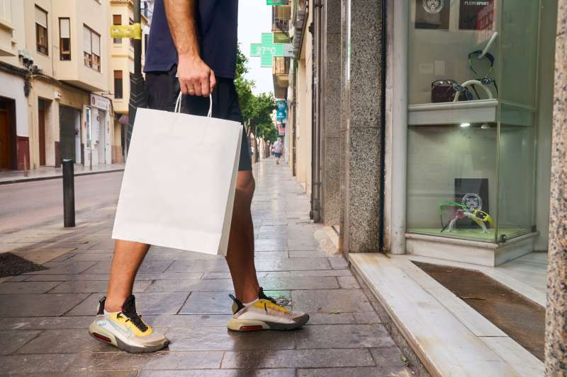 Un vecino entra a una tienda de Sagunt. / EPDA