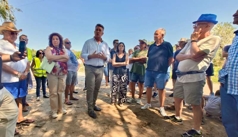 Martnez Mus visita Calles para acordar la rehabilitacin del paso que cruza el ro Tujar  Foto: Generalitat Valenciana 