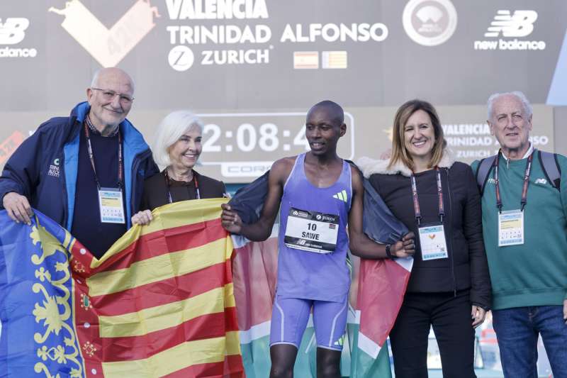 La alcaldesa, Mara Jos Catal (2d) y el presidente de Mercadona, Joan Roig (i) junto con el ganador, el keniata Sabastian Sawe (c) durante la cuadragsima cuarta edicin de la Maratn Valencia Trinidad Alfonso celebrada este domingo. EFE Kai Forsterling
