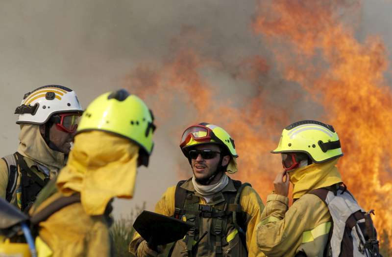 Medios de extincin de incendios en un fuego en Simat de la Valldigna en 2010. EFEKai FrsterlingArchivo
