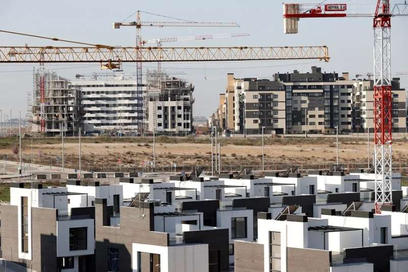 Vista de diversos blocs de vivendes en construcci, en una imatge darxiu. EFEChema Moya

