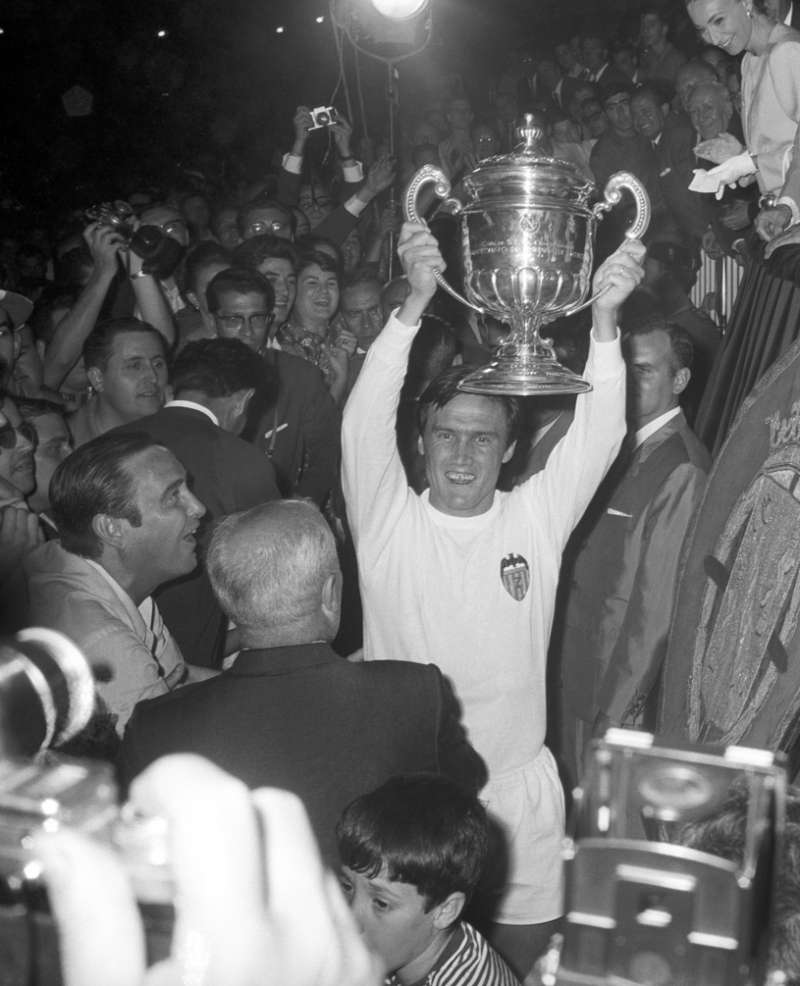 Roberto Gil levanta la copa de 1967 para el Valencia CF. /EPDA