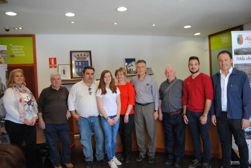 Pilar Moncho con los representantes de Torres-Torres i Algar de Palància. DIVAL
