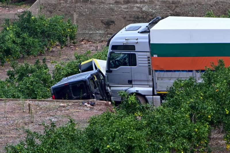 Vista general del camin que ha ocasionado un accidente en el que han fallecido tres personas y otras cuatro han resultado heridas en un camino agrcola de la localidad valenciana de Benifair de les Valls. EFEAndreu Esteban
